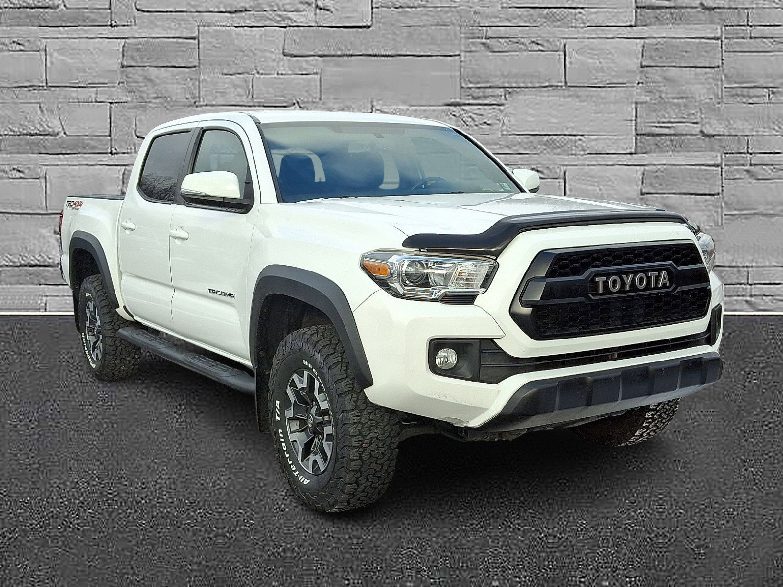 Used 2017 Toyota Tacoma TRD Off-Road image 2