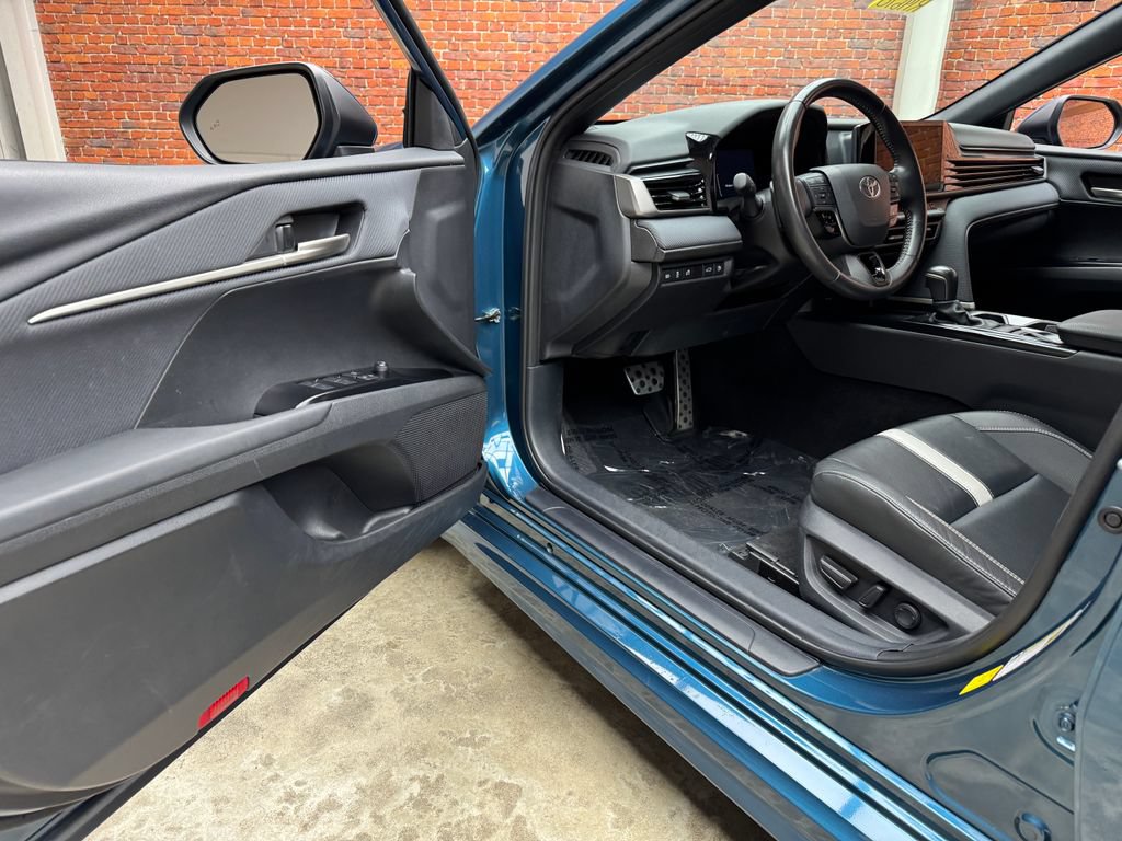 Used 2025 Toyota Camry SE FWD image 9