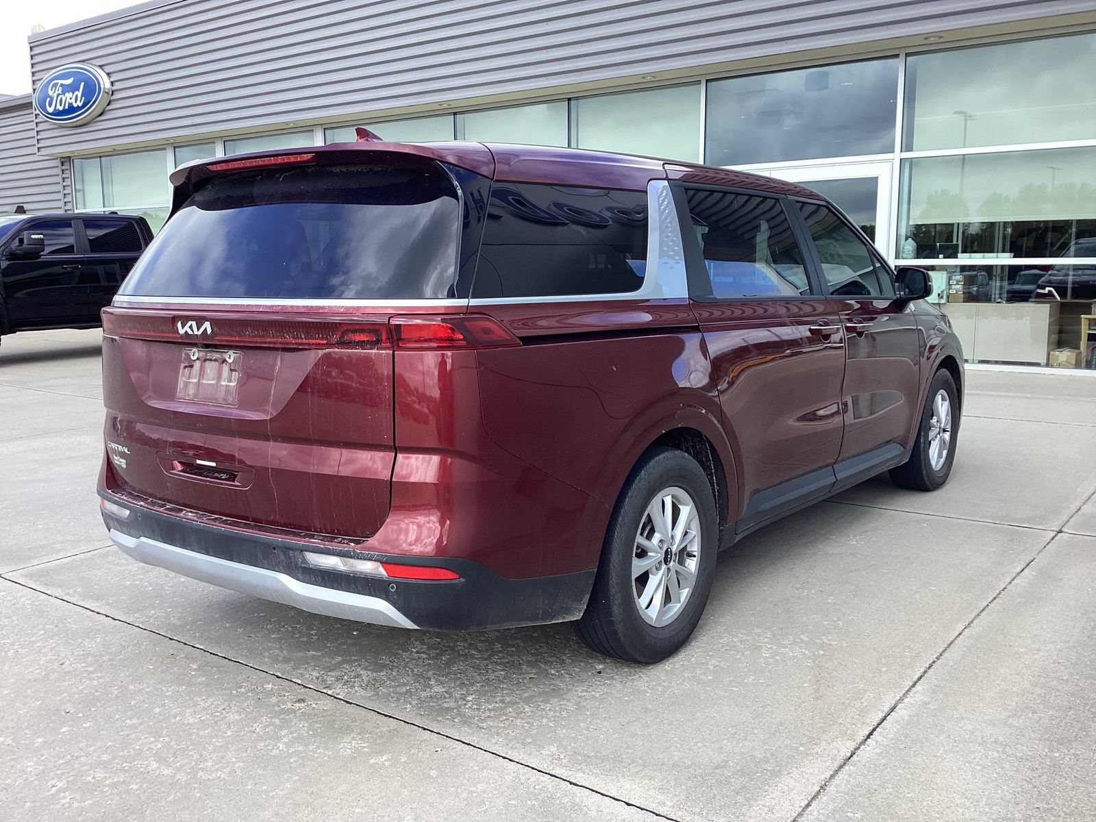 Used 2024 Kia Carnival LX FWD image 3