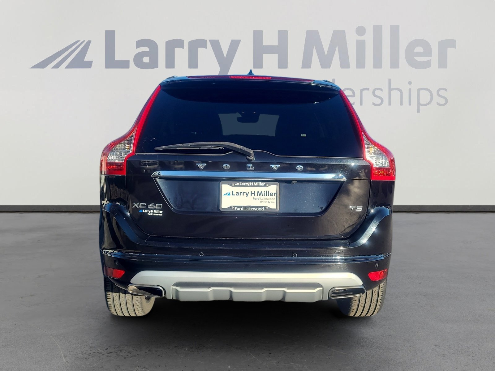 Used 2017 Volvo XC60 T5 Dynamic w/ Preferred Option Package image 4