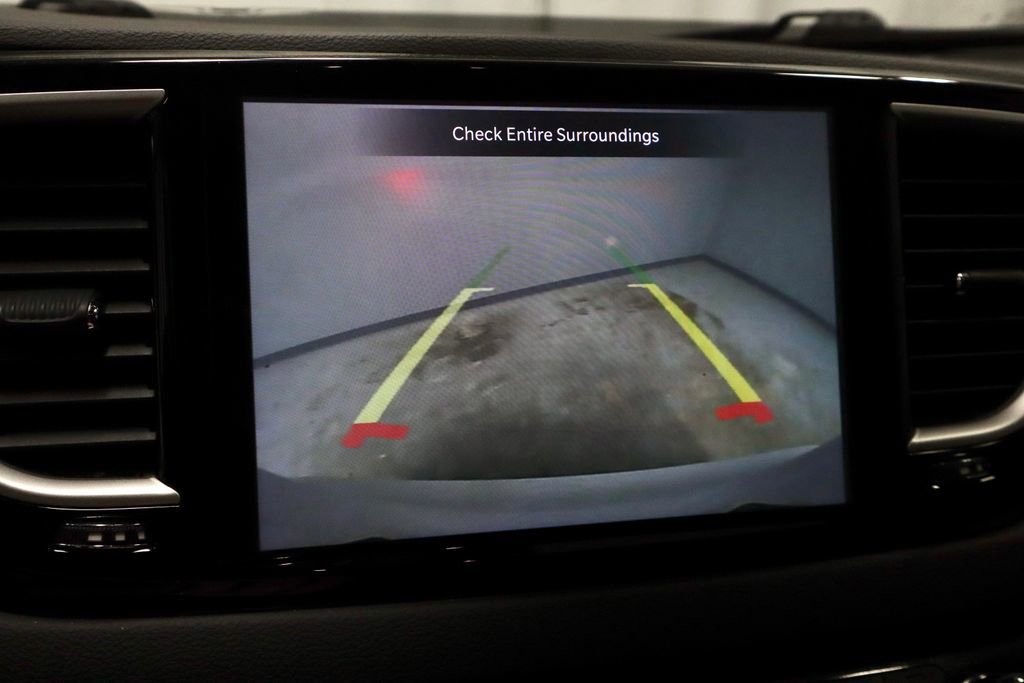 Used 2023 Chrysler Pacifica Touring-L image 9