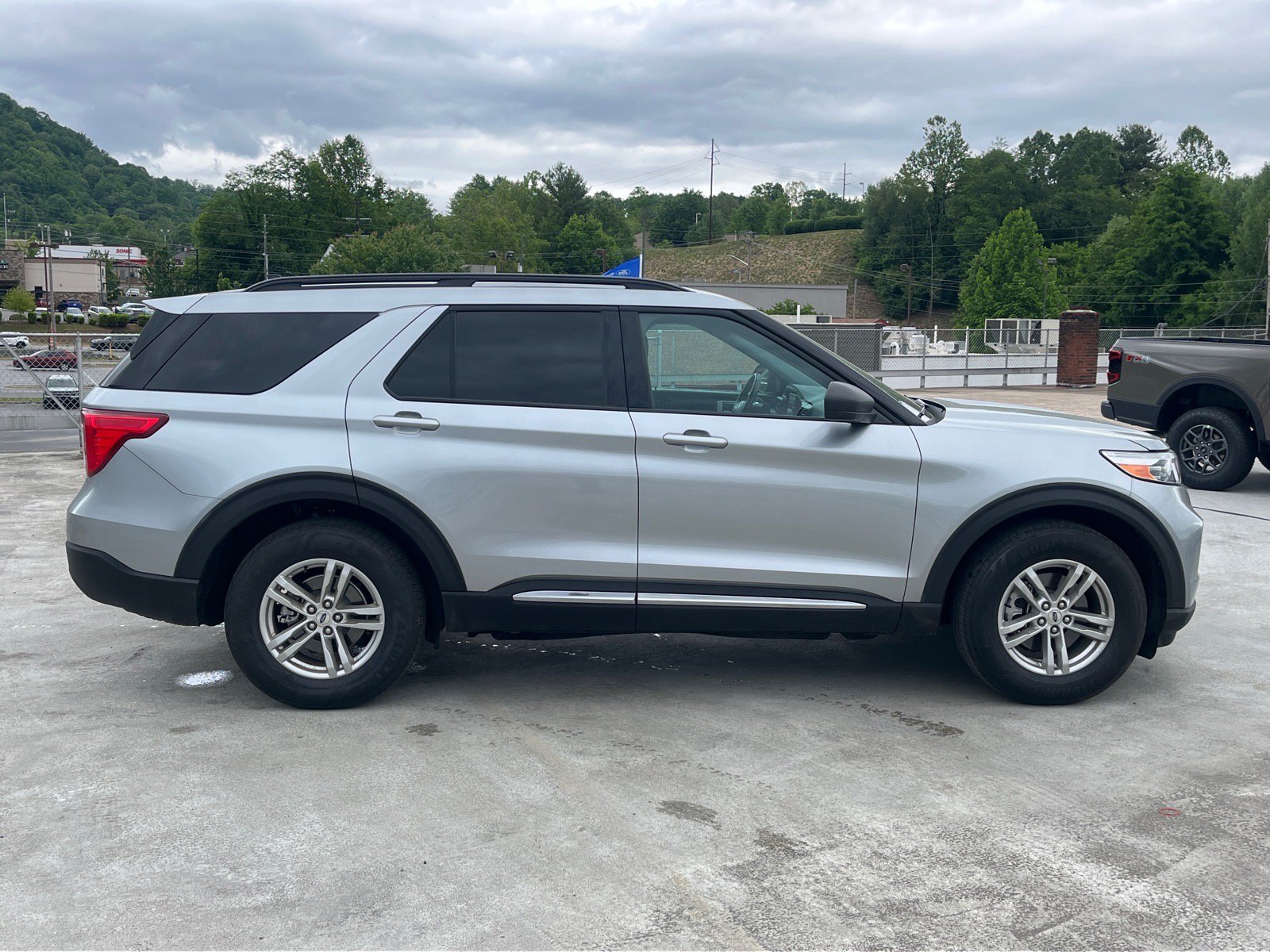 Certified 2023 Ford Explorer XLT AWD/4WD image 2