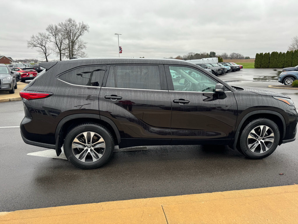 Used 2022 Toyota Highlander XLE AWD/4WD image 6