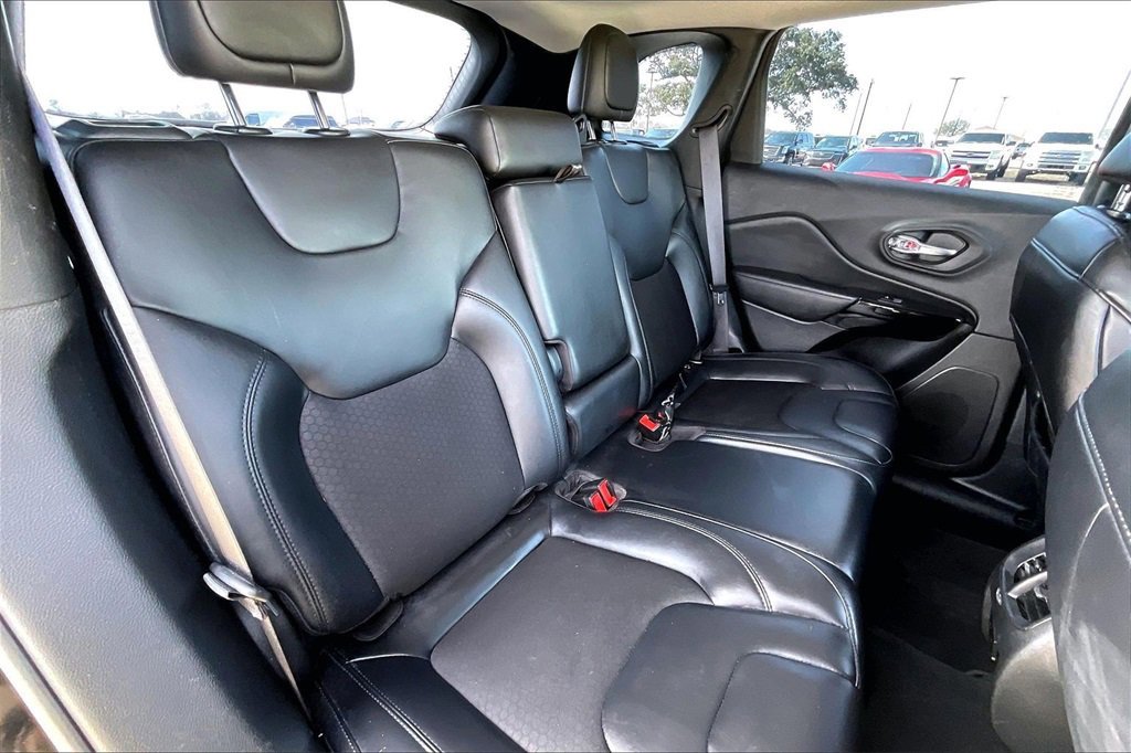 Used 2020 Jeep Cherokee Latitude Plus image 22