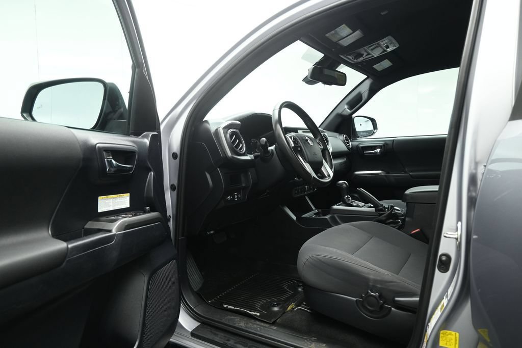 Used 2019 Toyota Tacoma TRD Off-Road w/ Technology Package AWD/4WD image 9