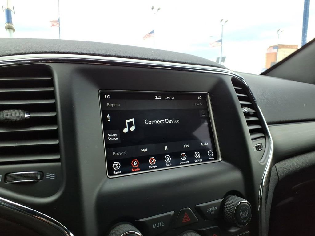 Used 2020 Jeep Grand Cherokee Laredo AWD/4WD image 17