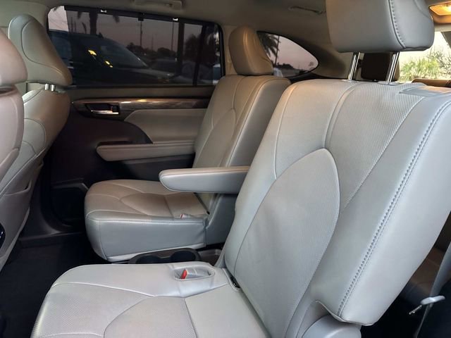 Used 2022 Toyota Highlander Limited image 16