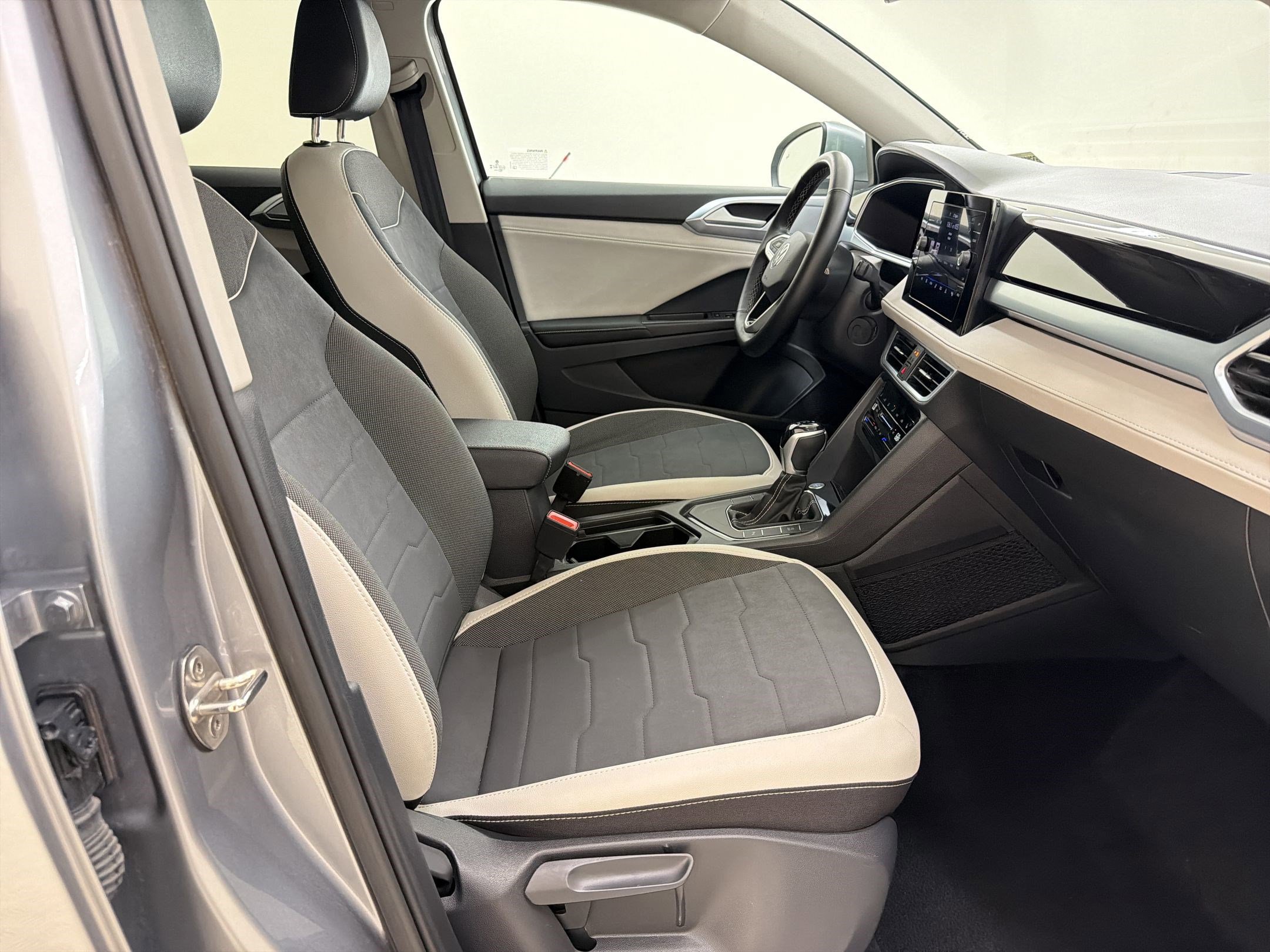 Used 2025 Volkswagen Taos SE FWD image 29