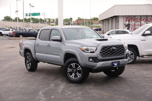 Used 2018 Toyota Tacoma TRD Sport AWD/4WD image 2