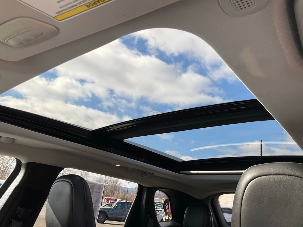 Used 2021 Jeep Cherokee Limited image 3