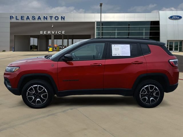 Used 2025 Jeep Compass Trailhawk AWD/4WD image 2