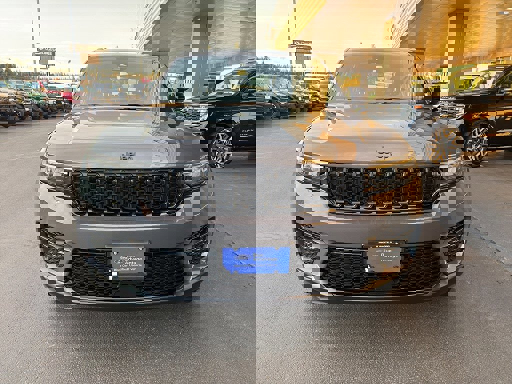 Used 2023 Jeep Grand Cherokee Altitude image 7