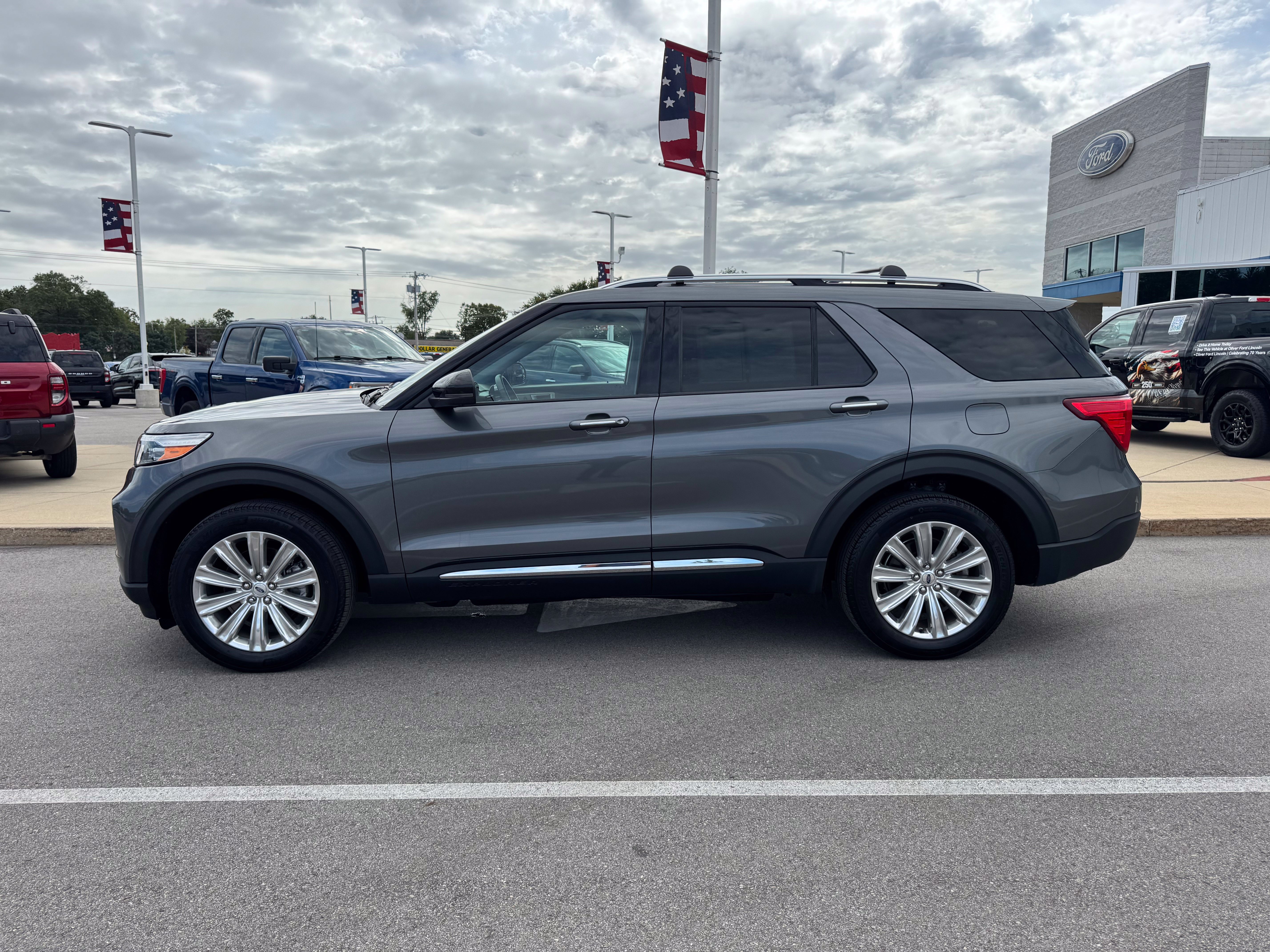 Certified 2023 Ford Explorer Limited w/ Hybrid Equipment Group 310A AWD/4WD image 4