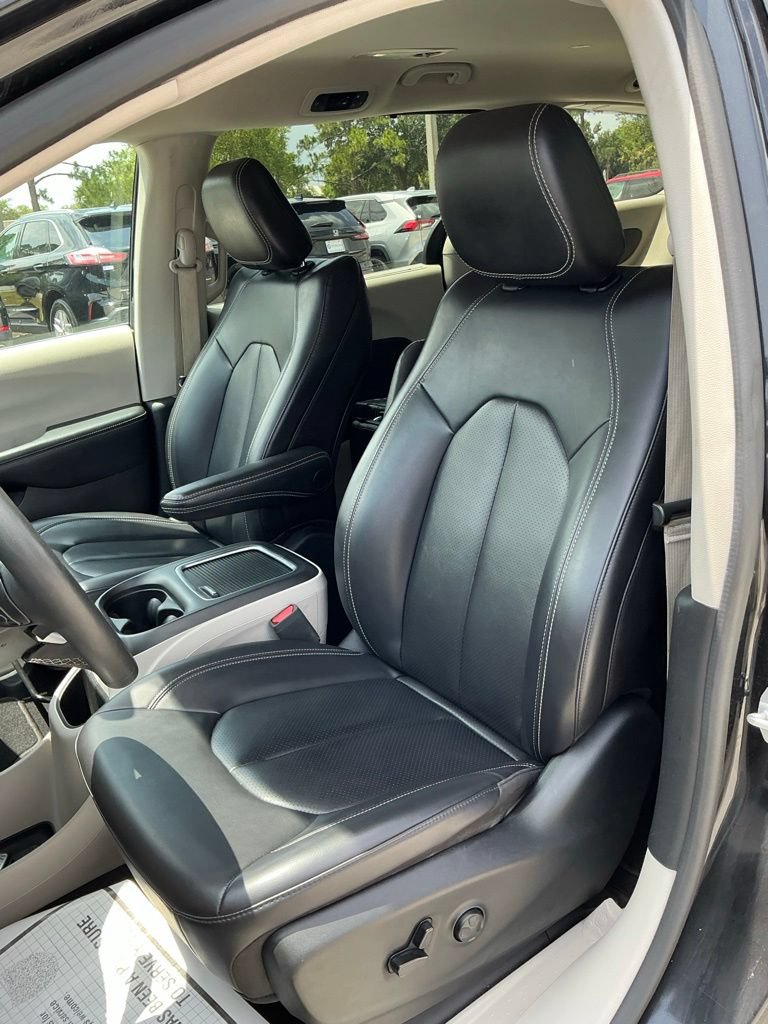 Used 2023 Chrysler Pacifica Touring-L FWD image 37