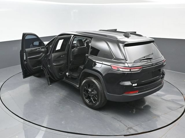 Used 2025 Jeep Grand Cherokee Altitude AWD/4WD image 26