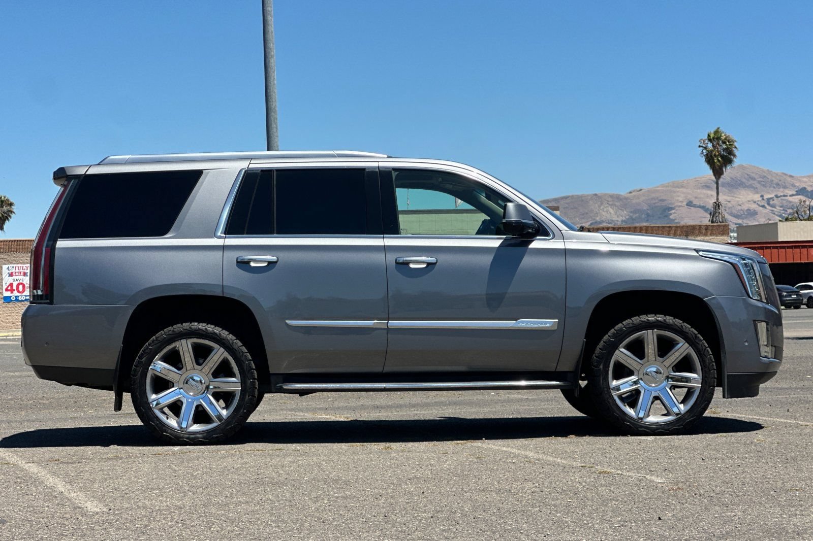 Used 2019 Cadillac Escalade Luxury RWD image 2