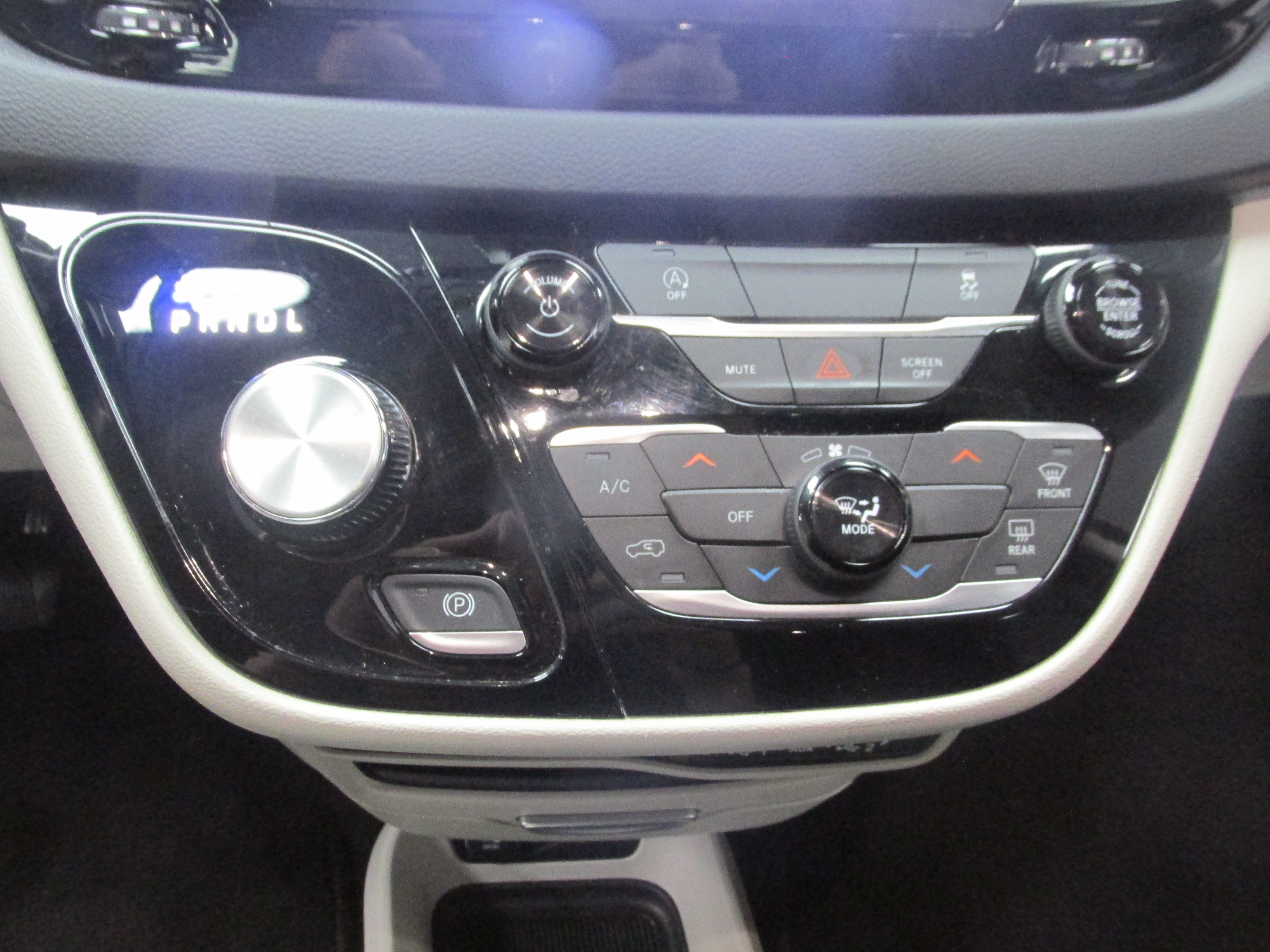 Used 2023 Chrysler Voyager LX FWD image 35
