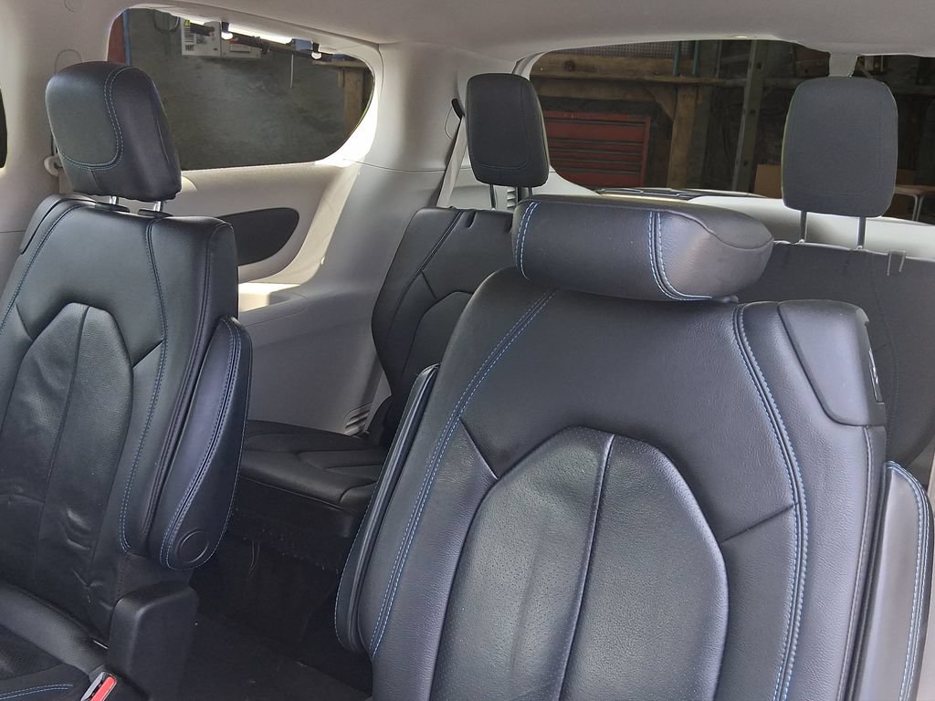 Used 2021 Chrysler Pacifica Touring-L FWD image 11