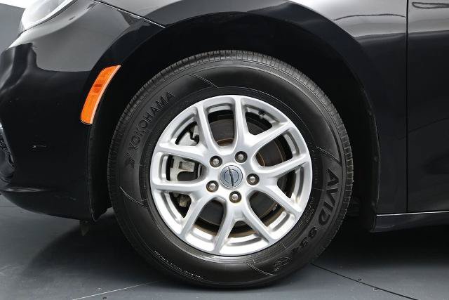 Used 2024 Chrysler Pacifica Touring-L FWD image 15