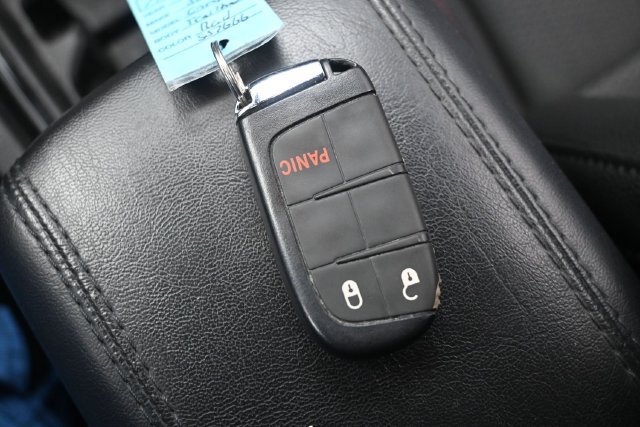 Used 2025 Jeep Compass Trailhawk AWD/4WD image 19