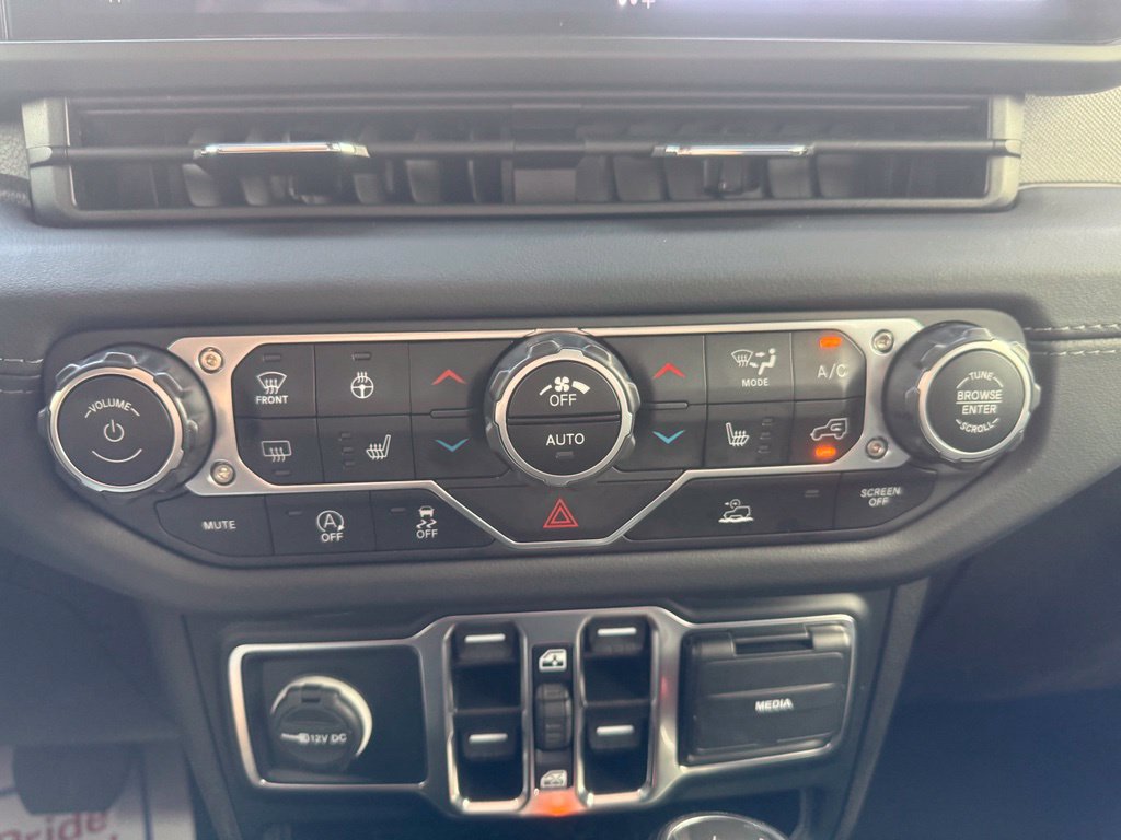 Used 2024 Jeep Wrangler Unlimited Sahara AWD/4WD image 31
