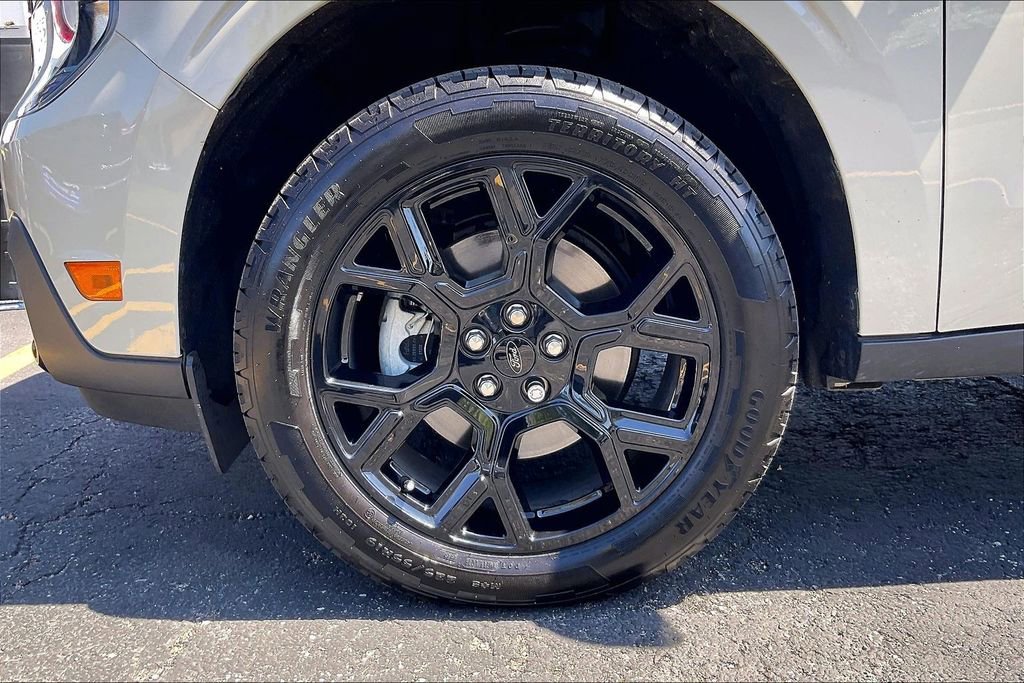 Certified 2025 Ford Maverick XLT w/ Black Appearance Package AWD/4WD image 8