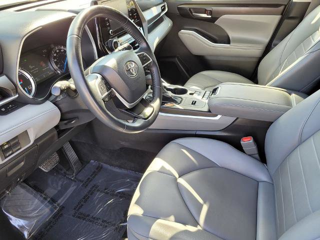 Used 2022 Toyota Highlander XLE AWD/4WD image 15