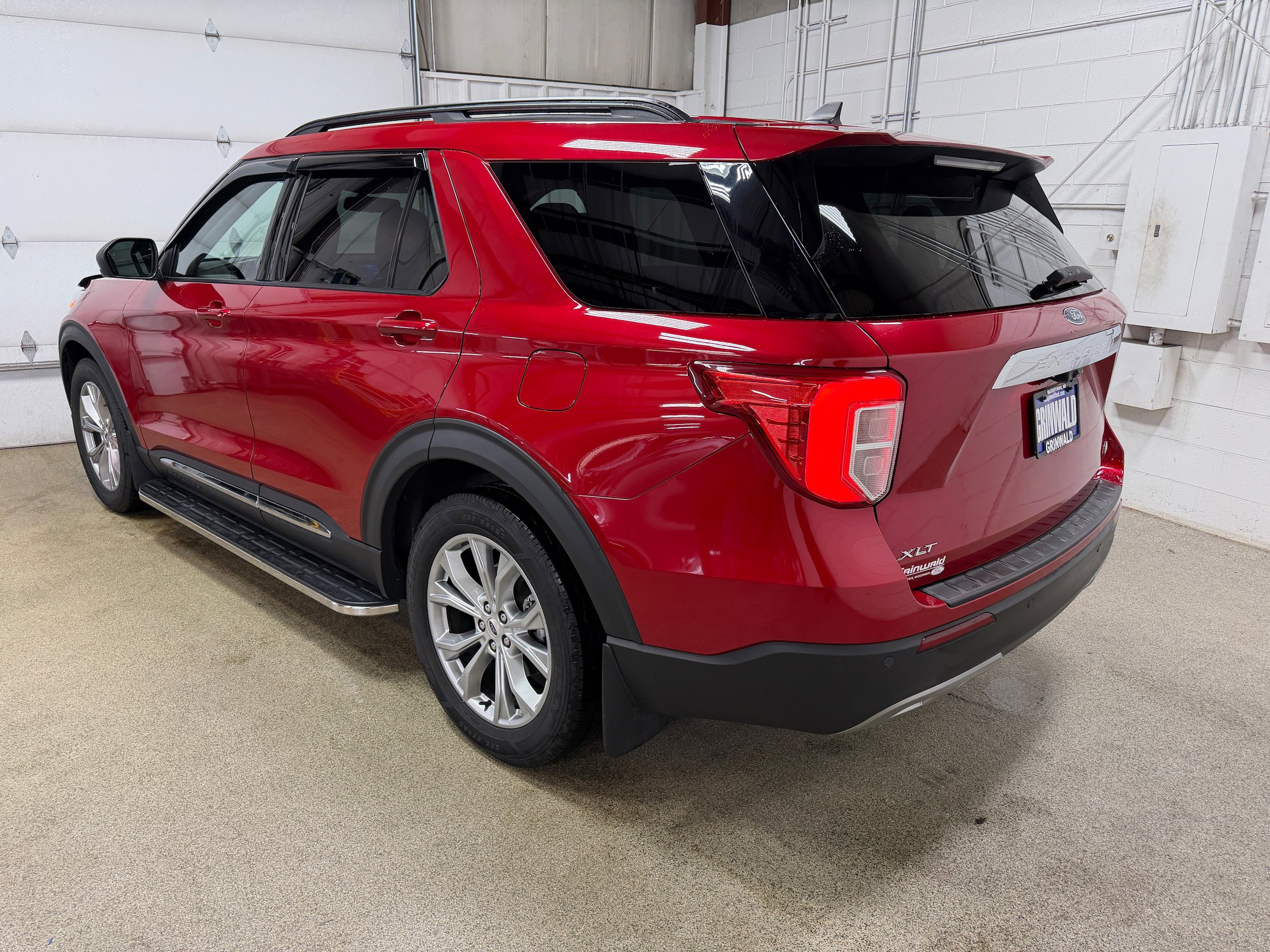 Certified 2021 Ford Explorer XLT w/ Equipment Group 202A AWD/4WD image 7