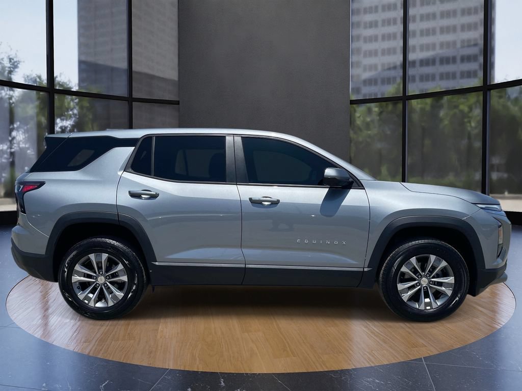 Used 2026 Chevrolet Equinox LT FWD image 2