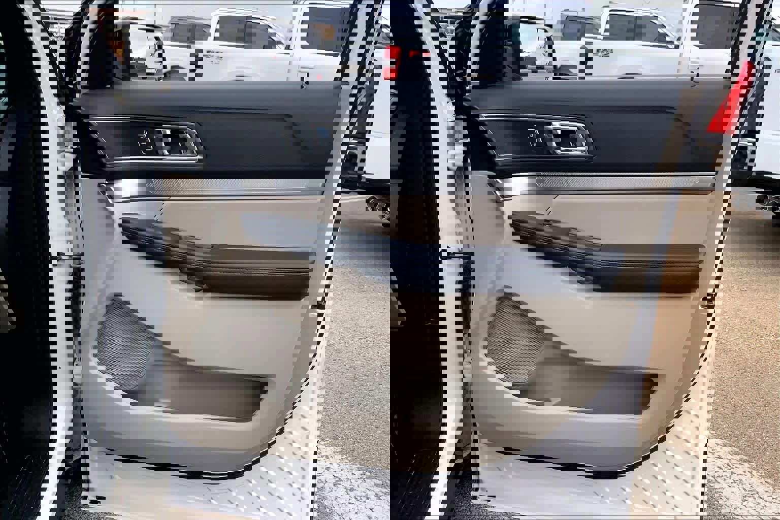 Certified 2018 Ford Explorer XLT w/ Equipment Group 202A image 23