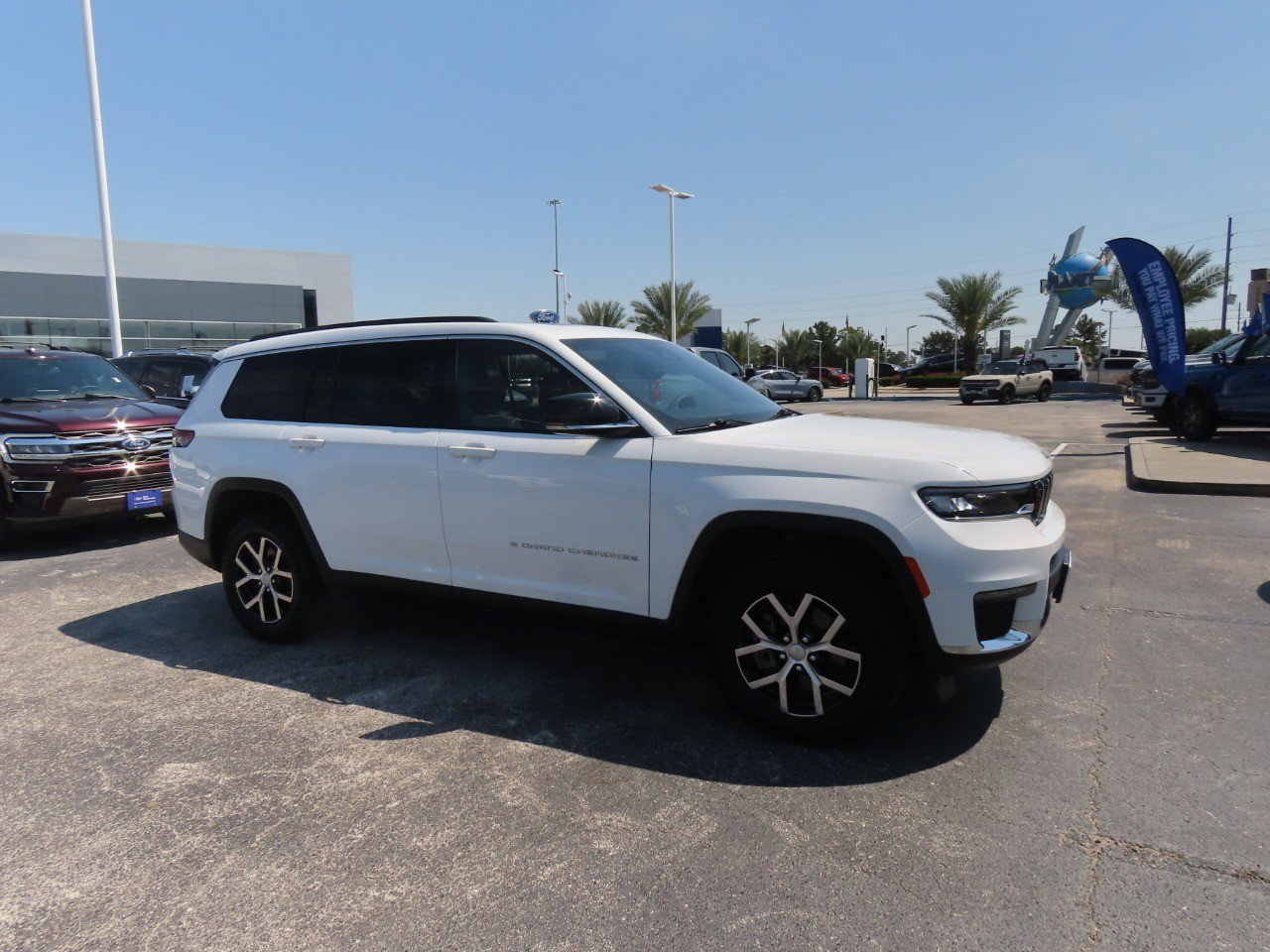 Used 2024 Jeep Grand Cherokee L Limited RWD image 6