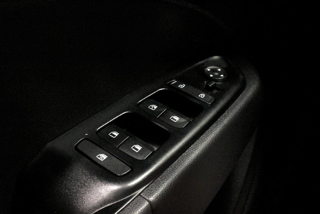 Used 2025 Hyundai Venue SEL FWD image 25