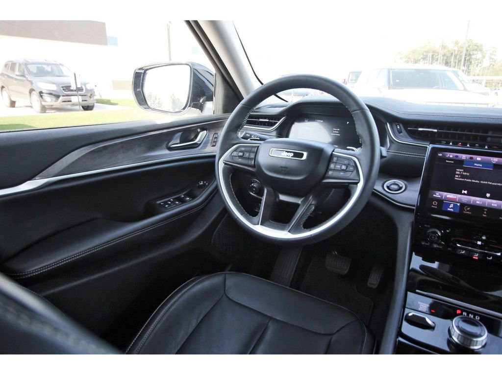 Used 2023 Jeep Grand Cherokee Limited image 11