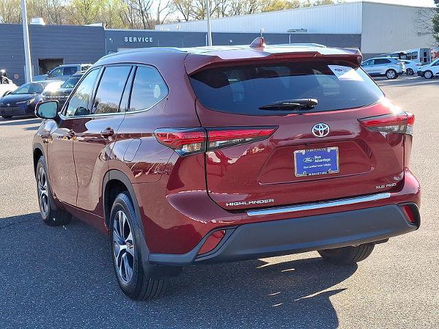 Used 2022 Toyota Highlander XLE AWD/4WD image 2