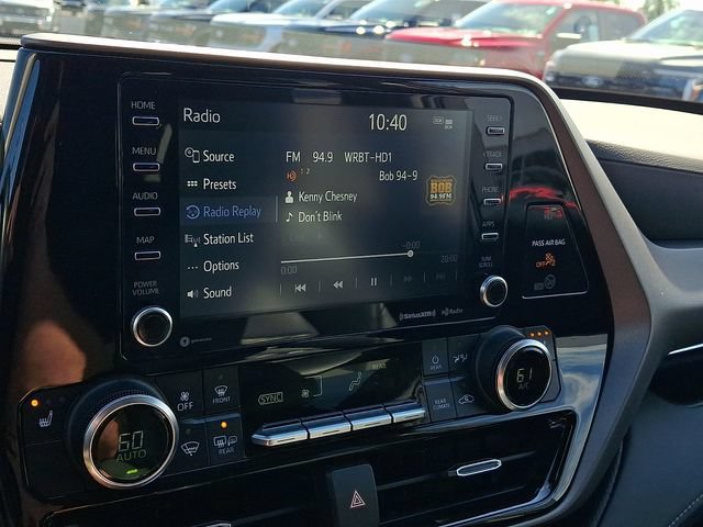 Used 2022 Toyota Highlander XLE AWD/4WD image 21