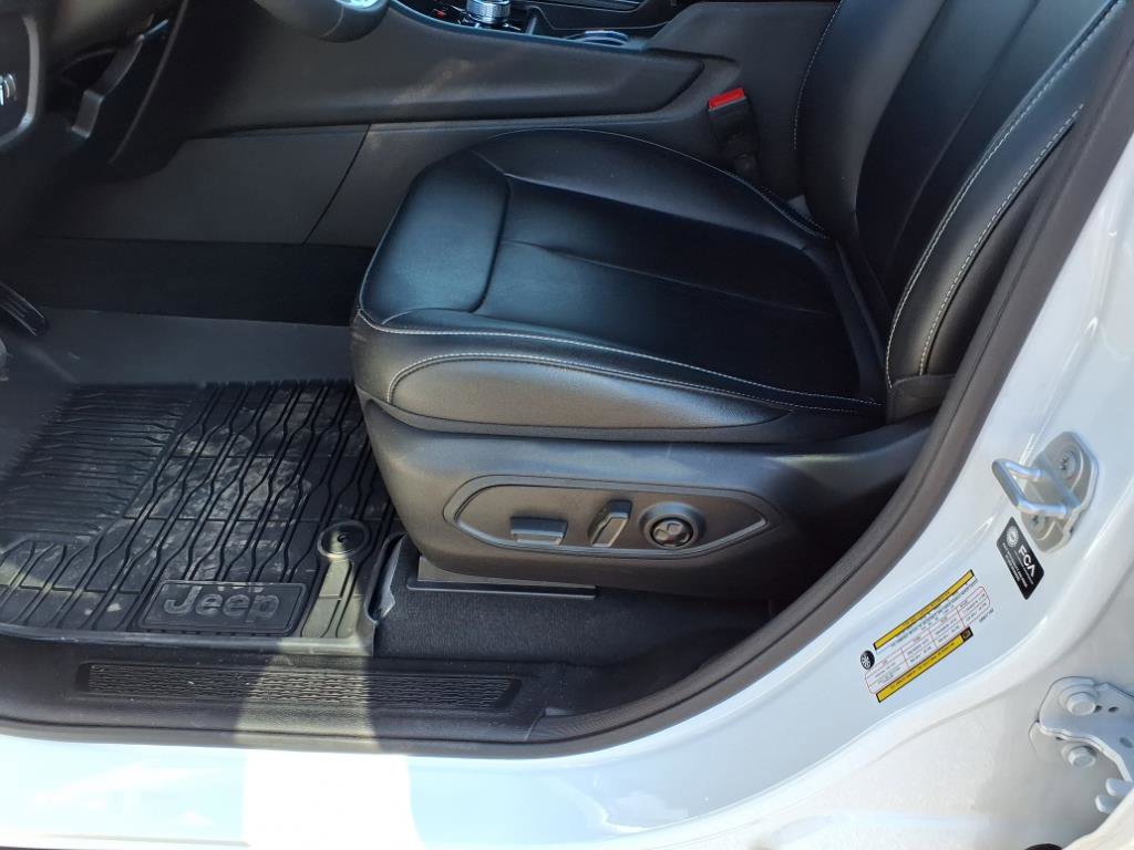 Used 2025 Jeep Grand Cherokee L Limited w/ Black Appearance Package image 12