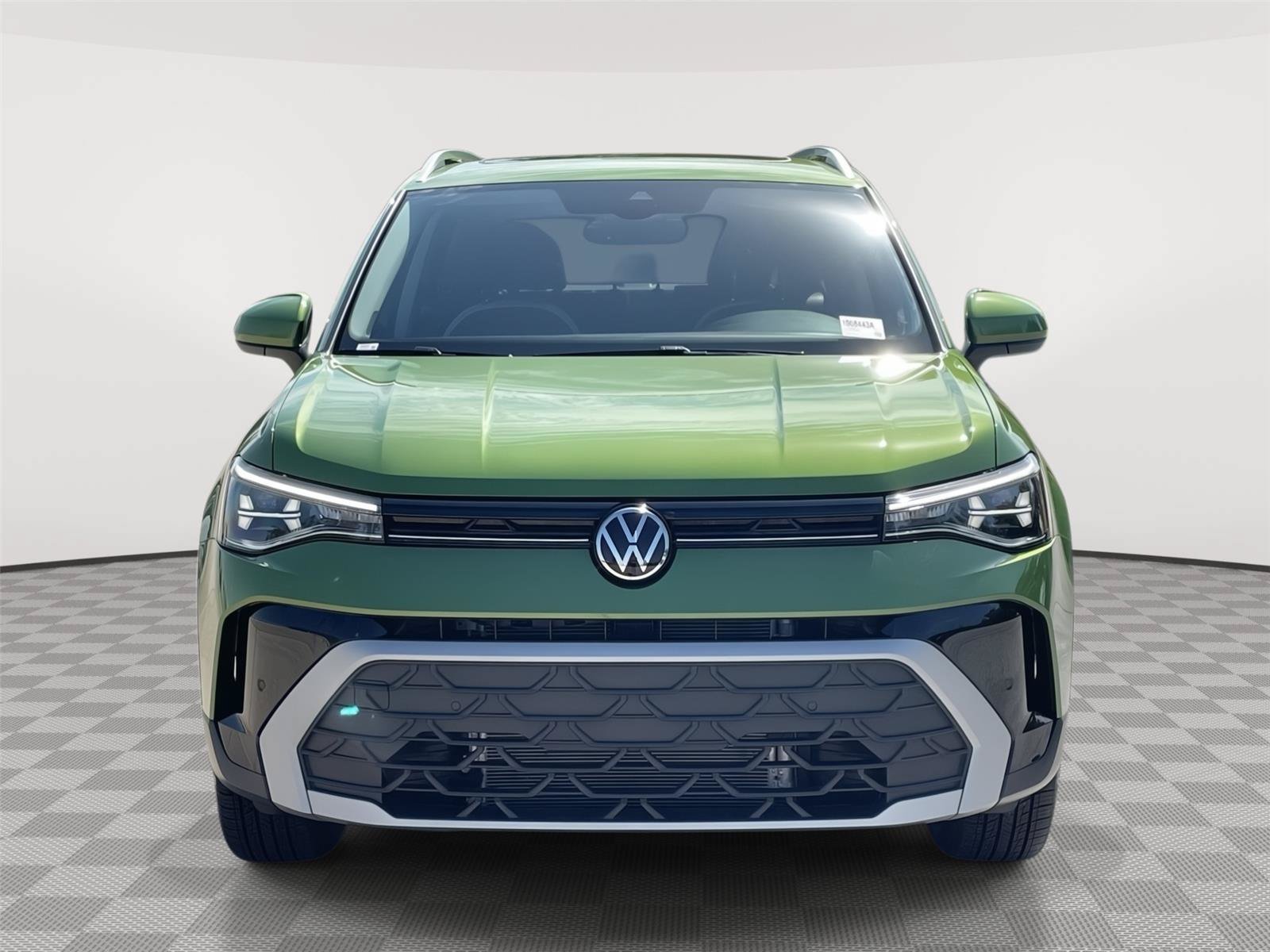 Used 2025 Volkswagen Taos SE AWD/4WD image 4