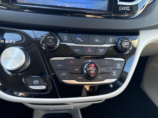 Used 2024 Chrysler Pacifica Touring-L FWD image 24