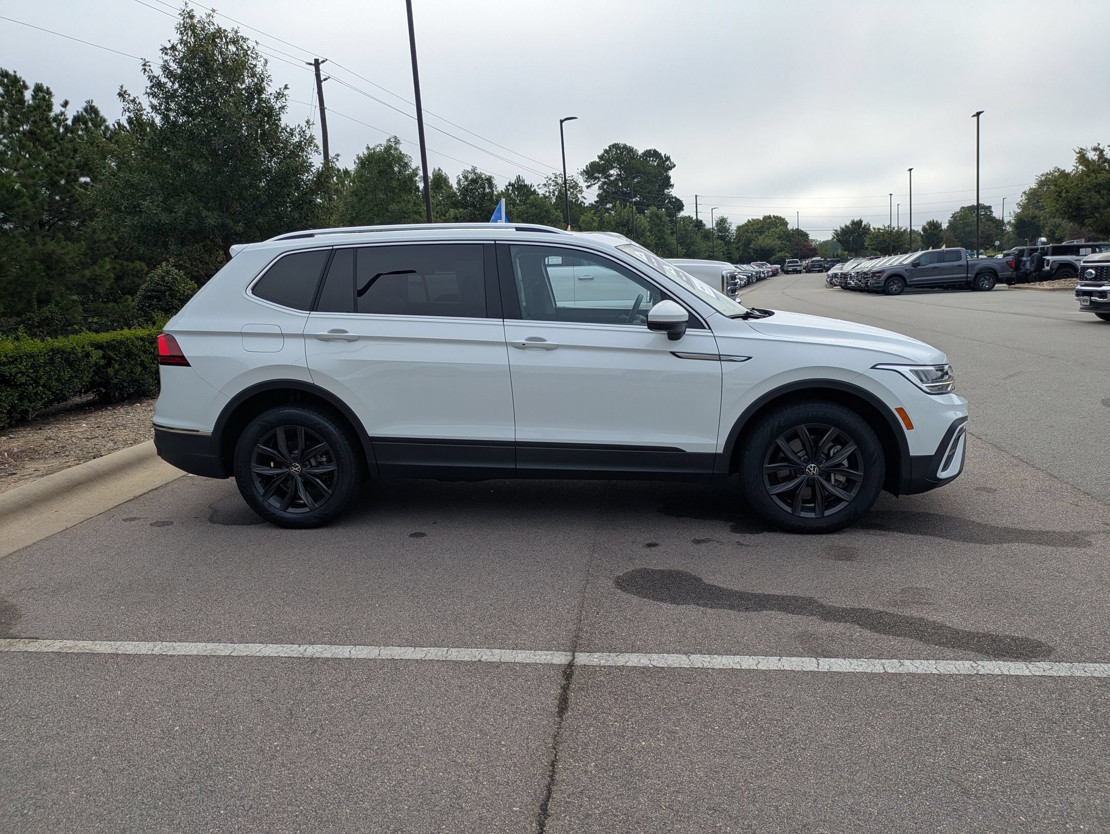 Used 2024 Volkswagen Tiguan SE w/ Panoramic Sunroof Package AWD/4WD image 3