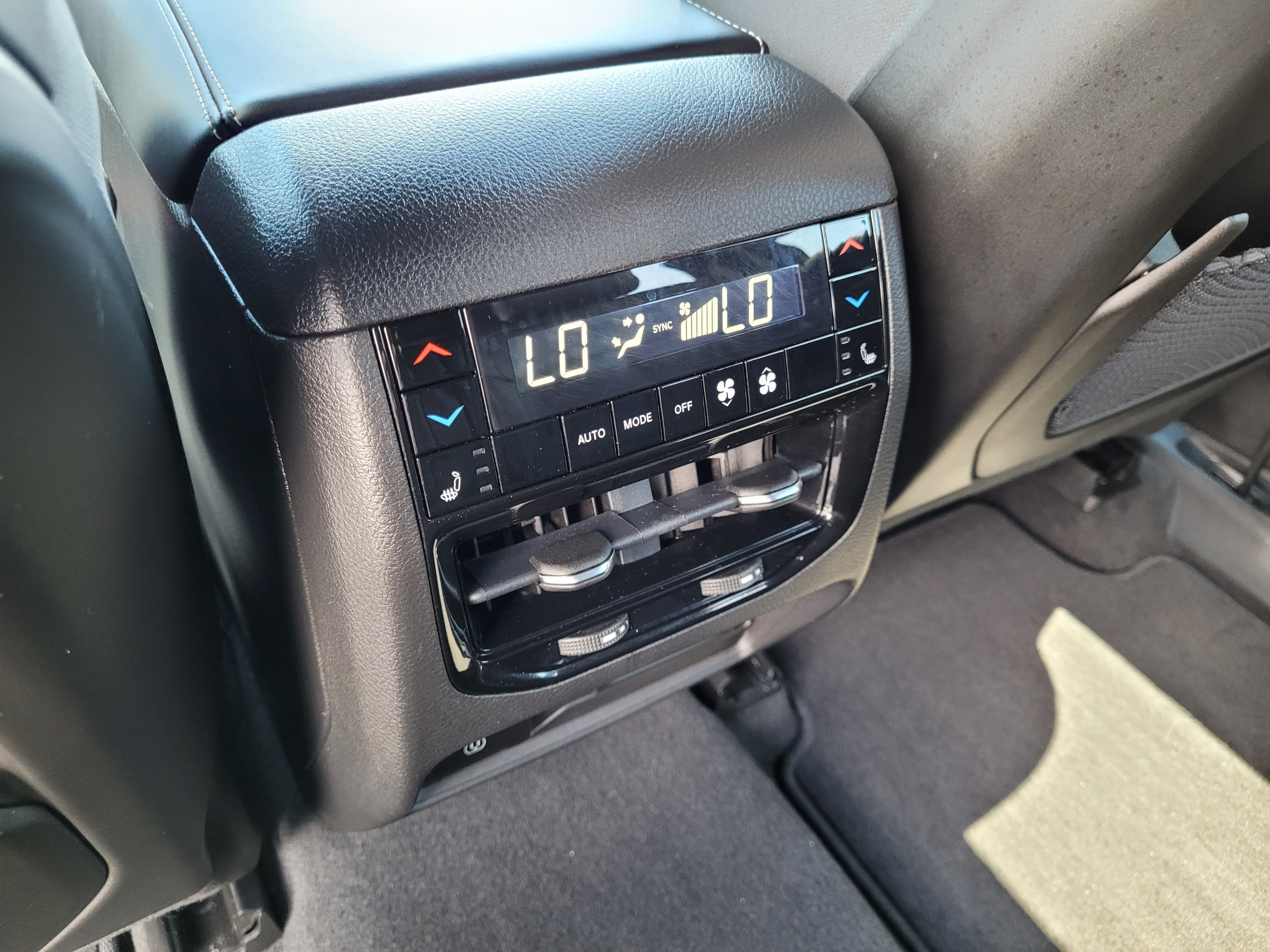 Used 2022 Jeep Grand Cherokee Overland w/ Luxury Tech Group IV AWD/4WD image 17
