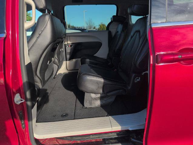 Used 2024 Chrysler Pacifica Touring-L FWD image 9