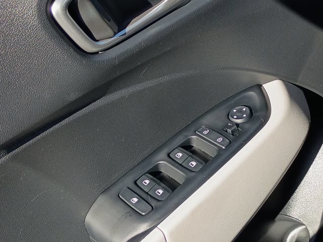 Used 2025 Hyundai Venue SEL FWD image 11