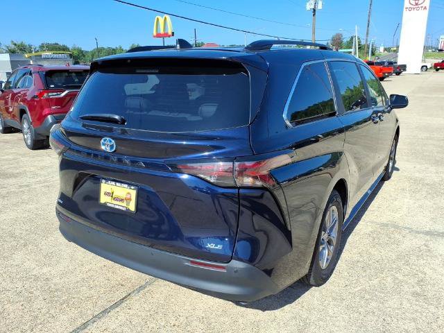 Used 2025 Toyota Sienna XLE FWD image 7