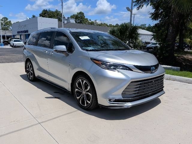 Used 2025 Toyota Sienna Platinum FWD image 2