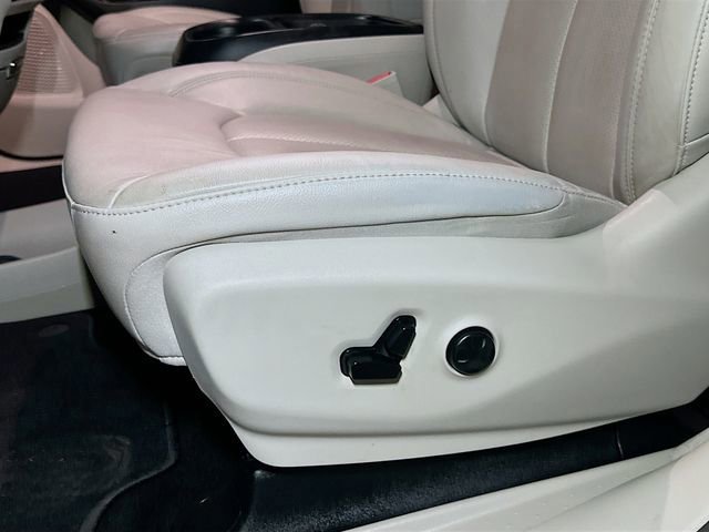Used 2020 Chrysler Pacifica Touring-L image 18