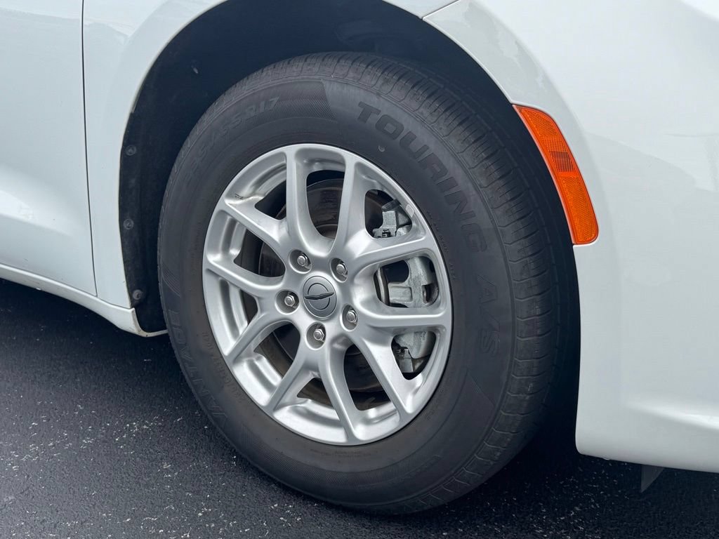 Used 2022 Chrysler Pacifica Touring-L FWD image 23