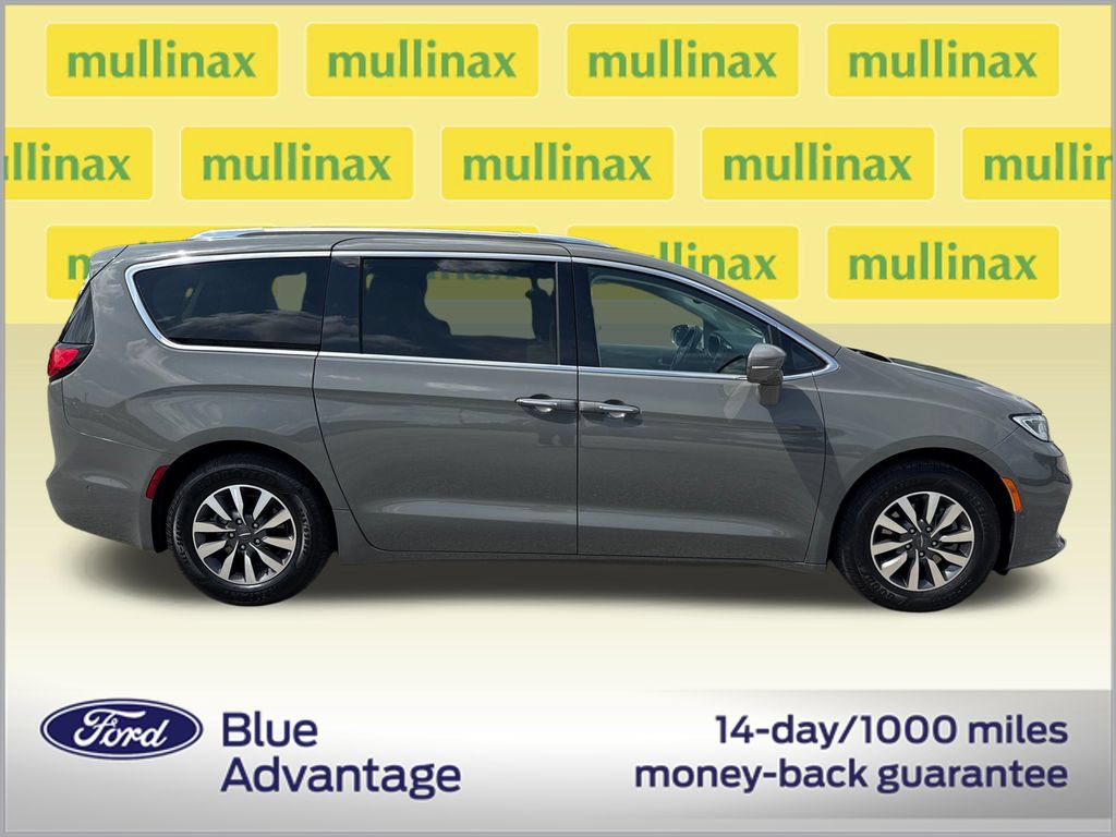 Used 2021 Chrysler Pacifica Touring-L FWD image 2