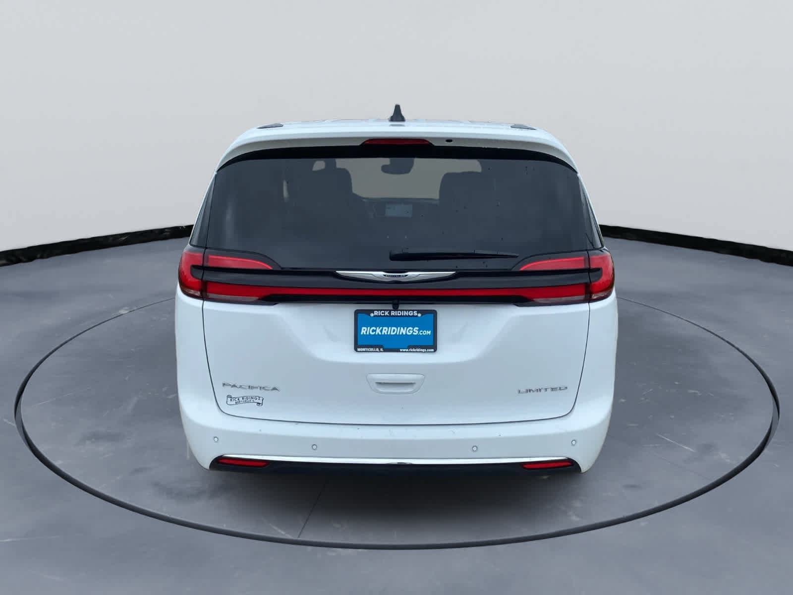 Used 2026 Chrysler Pacifica Limited FWD image 5