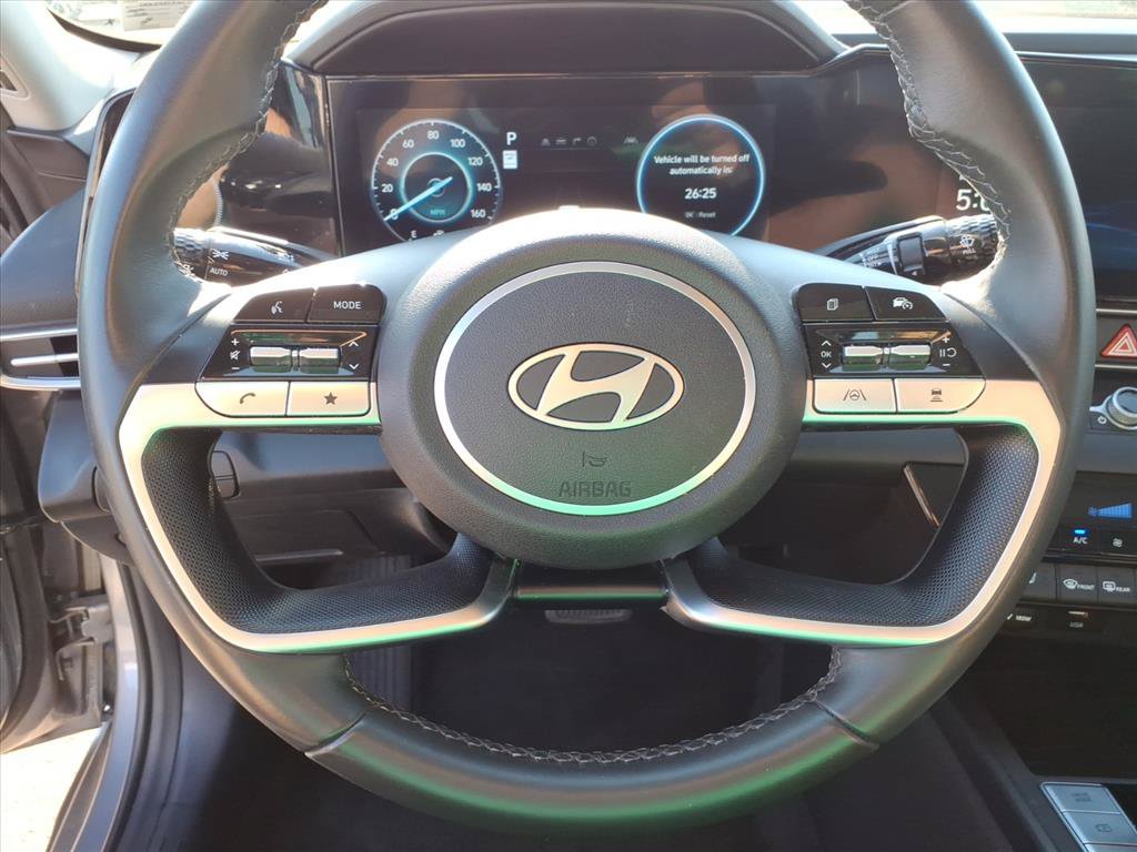 Used 2025 Hyundai Elantra Limited FWD image 12