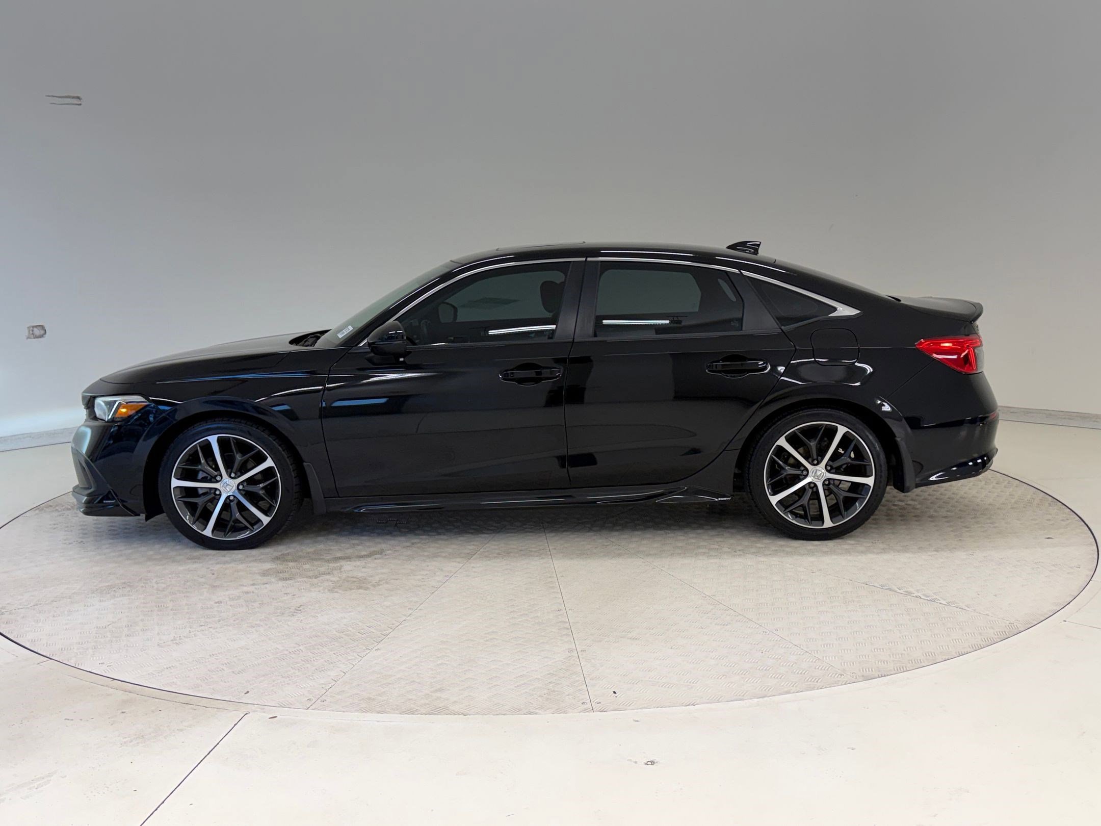 Used 2024 Honda Civic Touring image 2